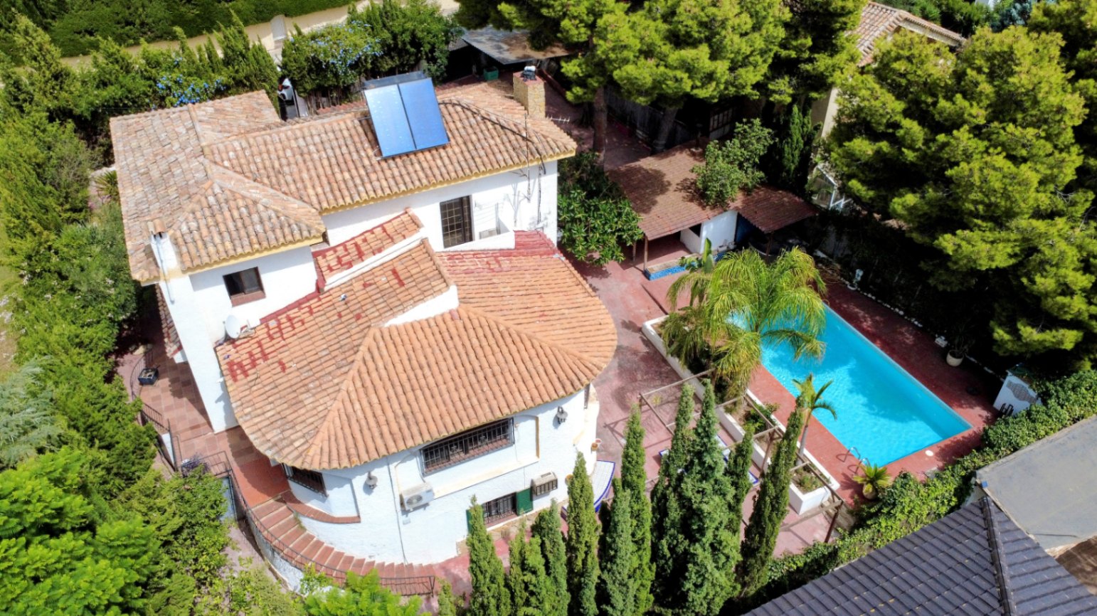 Villa de lujo con jardín privado y piscina en Cumbres de San Antonio