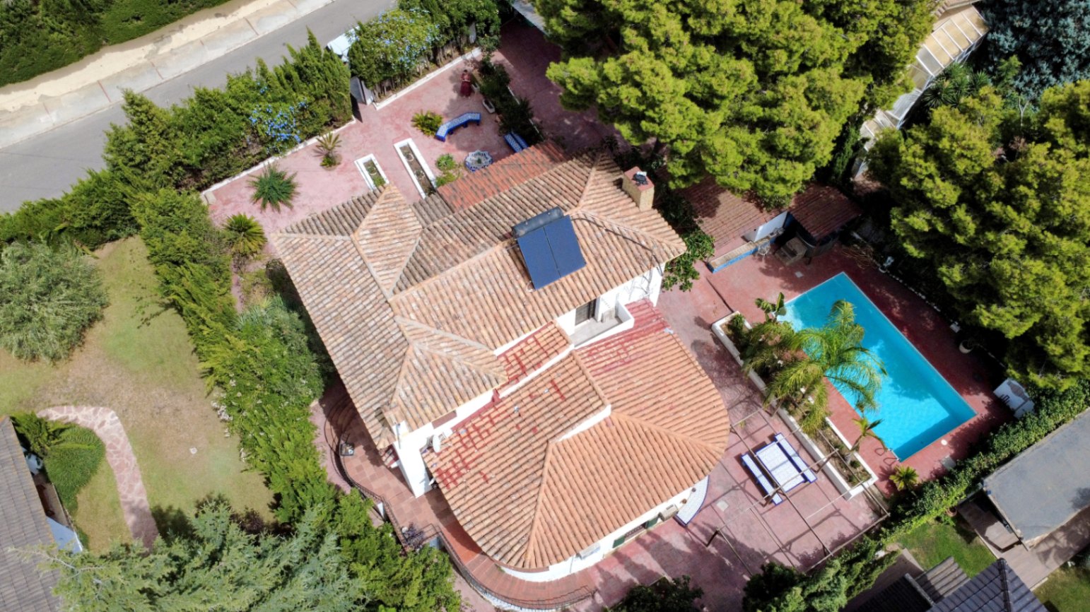 Villa de lujo con jardín privado y piscina en Cumbres de San Antonio