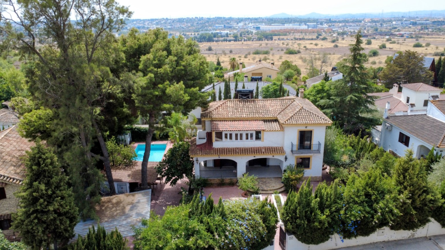 Villa de lujo con jardín privado y piscina en Cumbres de San Antonio