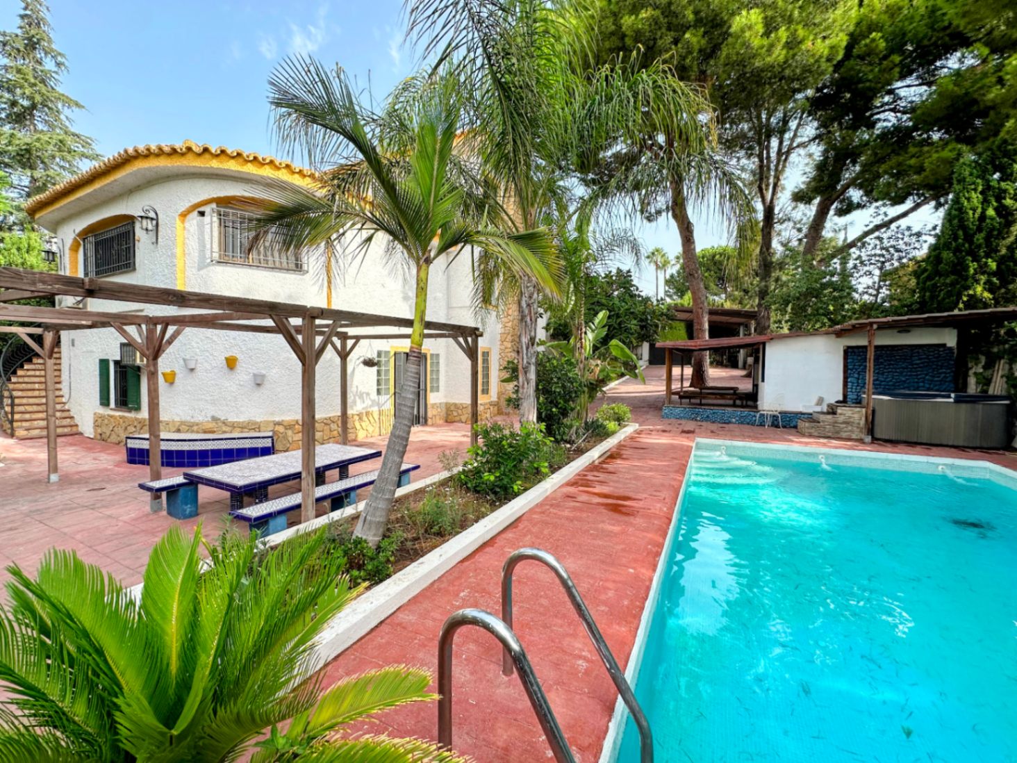 Villa de lujo con jardín privado y piscina en Cumbres de San Antonio