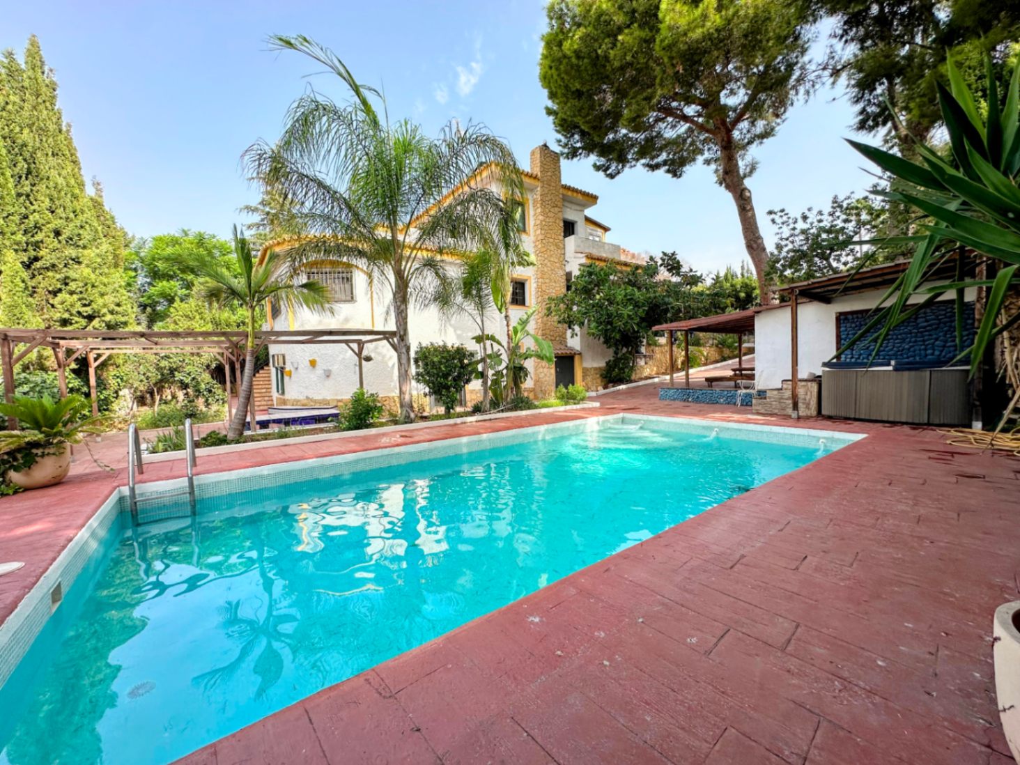 Villa de lujo con jardín privado y piscina en Cumbres de San Antonio