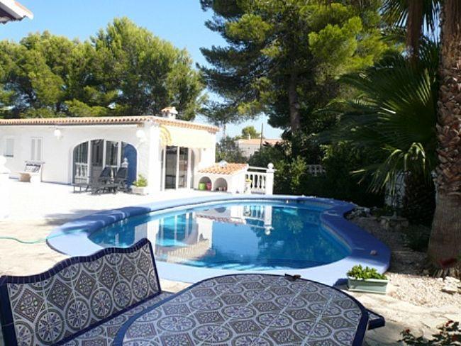 Villa de 6 dormitorios en El Montgó, Dénia, con amplia parcela y vistas a la montaña