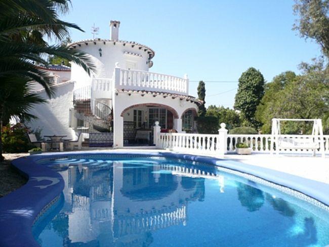 Villa de 6 dormitorios en El Montgó, Dénia, con amplia parcela y vistas a la montaña