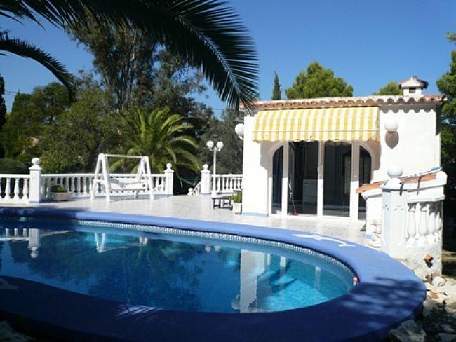 Villa de 6 dormitorios en El Montgó, Dénia, con amplia parcela y vistas a la montaña