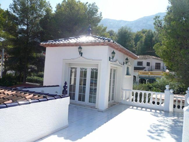 Villa de 6 dormitorios en El Montgó, Dénia, con amplia parcela y vistas a la montaña