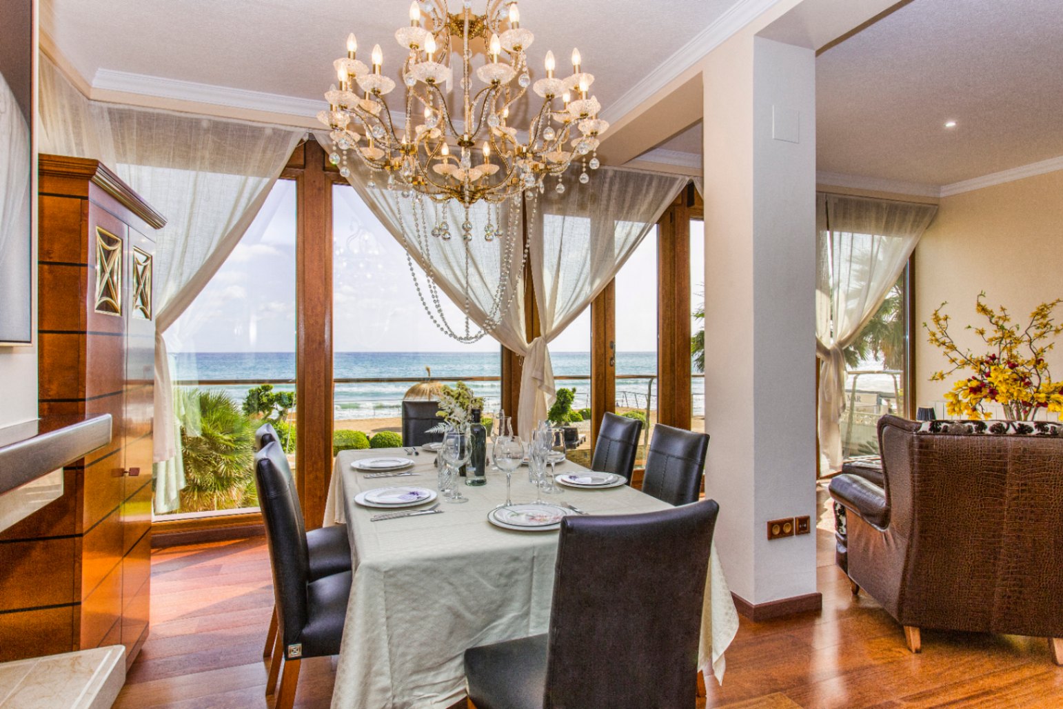 Exclusiva villa frontal al mar en ALQUILER DE TEMPORADA (POR QUINCENAS), en Dénia