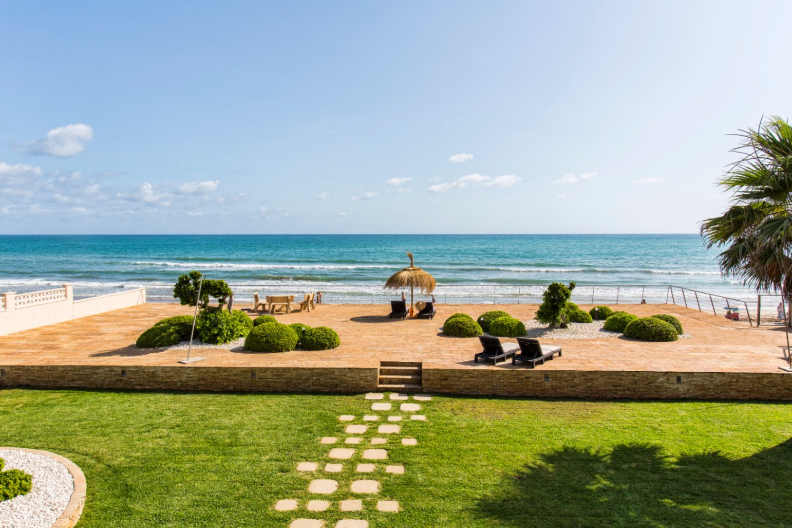 Exclusiva villa frontal al mar en ALQUILER DE TEMPORADA (POR QUINCENAS), en Dénia