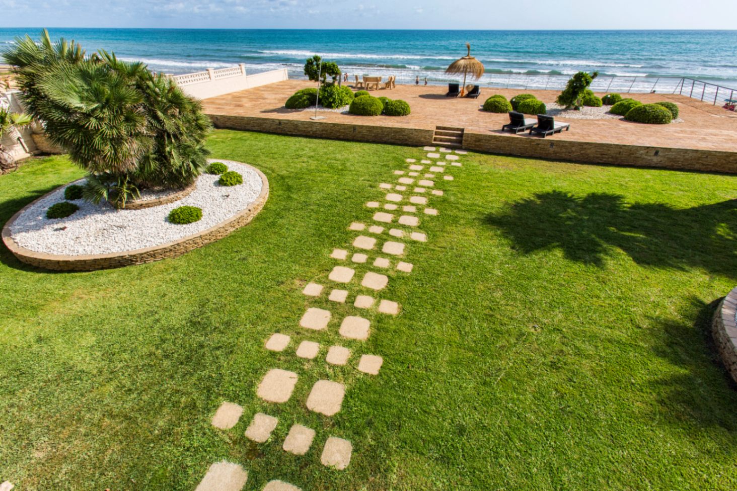 Exclusiva villa frontal al mar en ALQUILER DE TEMPORADA (POR QUINCENAS), en Dénia