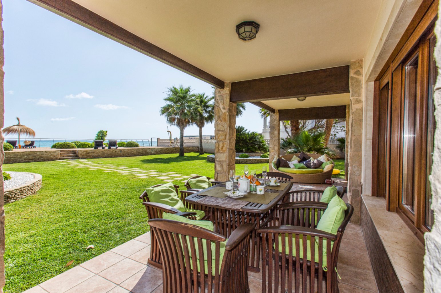 Exclusiva villa frontal al mar en ALQUILER DE TEMPORADA (POR QUINCENAS), en Dénia