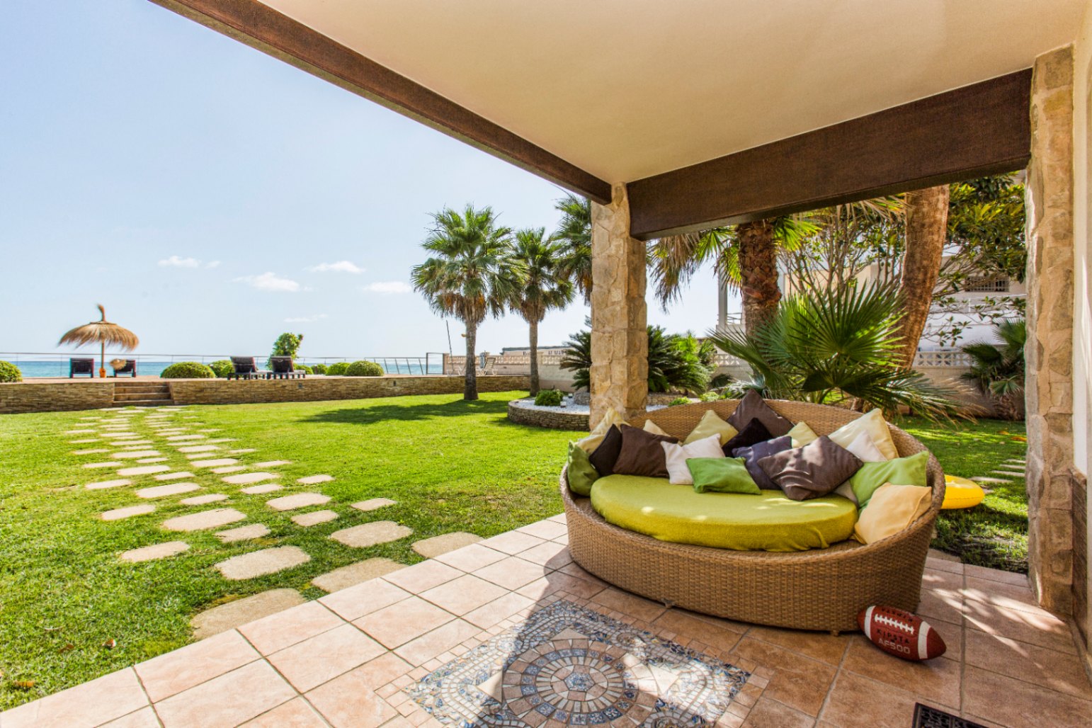 Exclusiva villa frontal al mar en ALQUILER DE TEMPORADA (POR QUINCENAS), en Dénia
