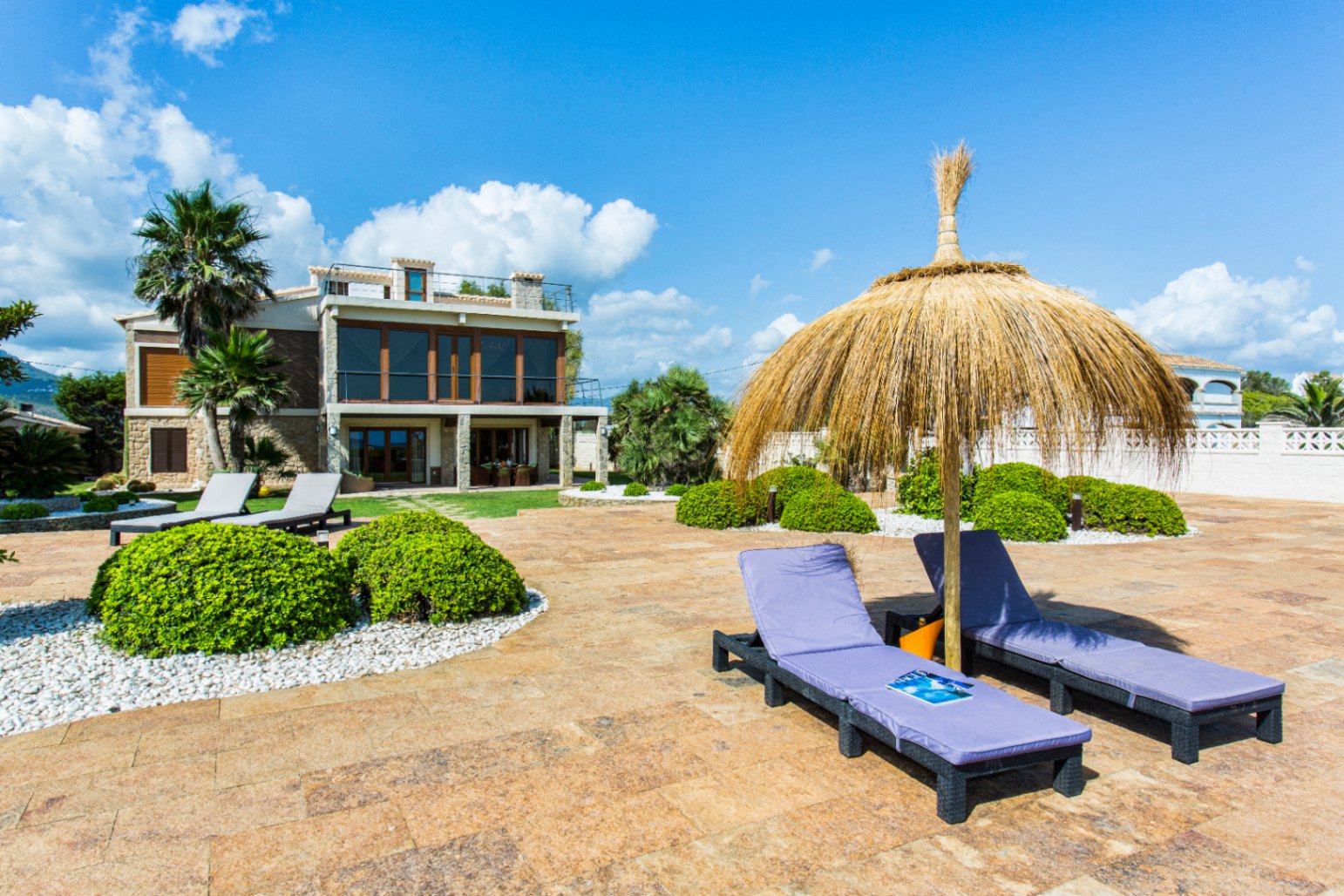 Exclusiva villa frontal al mar en ALQUILER DE TEMPORADA (POR QUINCENAS), en Dénia