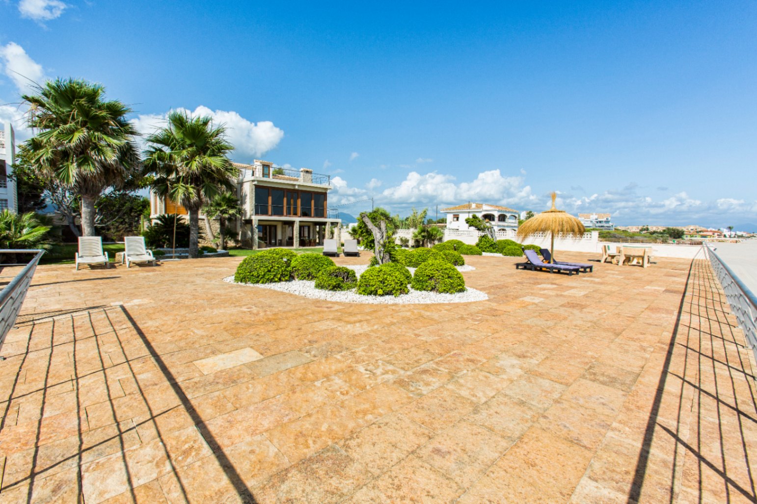 Exclusiva villa frontal al mar en ALQUILER DE TEMPORADA (POR QUINCENAS), en Dénia