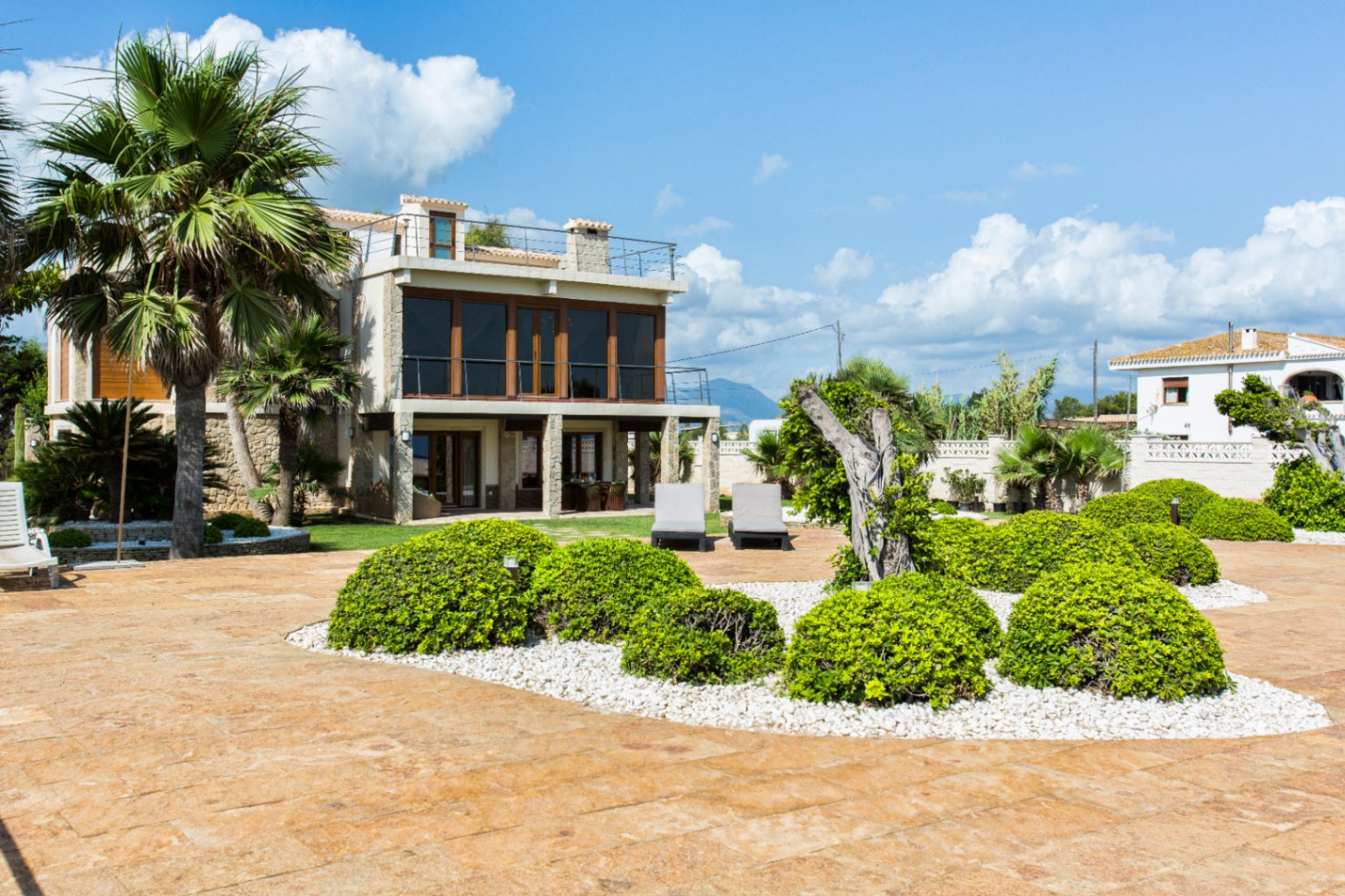 Exclusiva villa frontal al mar en ALQUILER DE TEMPORADA (POR QUINCENAS), en Dénia