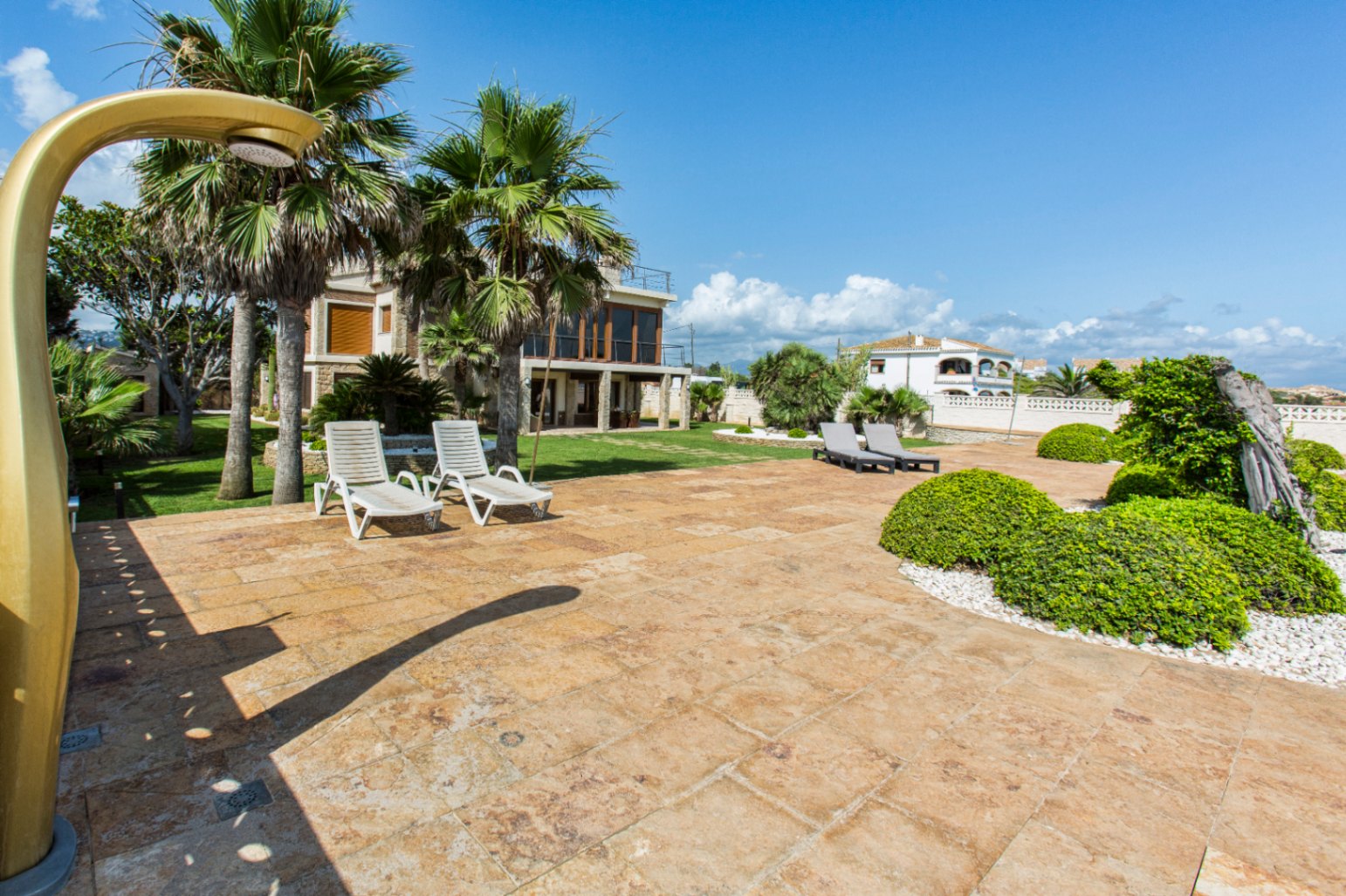 Exclusiva villa frontal al mar en ALQUILER DE TEMPORADA (POR QUINCENAS), en Dénia