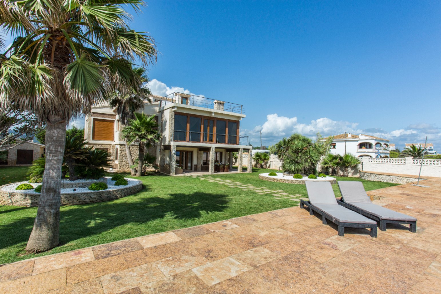 Exclusiva villa frontal al mar en ALQUILER DE TEMPORADA (POR QUINCENAS), en Dénia