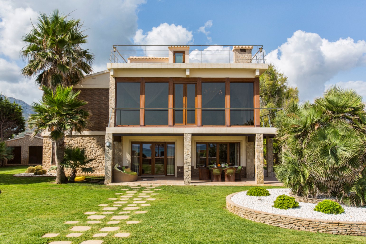 Exclusiva villa frontal al mar en ALQUILER DE TEMPORADA (POR QUINCENAS), en Dénia