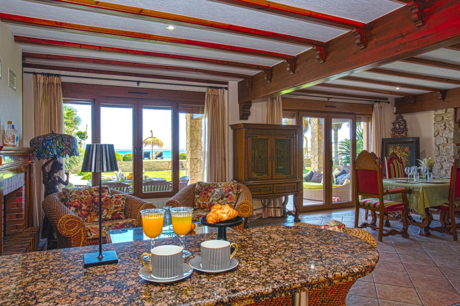Exclusiva villa frontal al mar en ALQUILER DE TEMPORADA (POR QUINCENAS), en Dénia