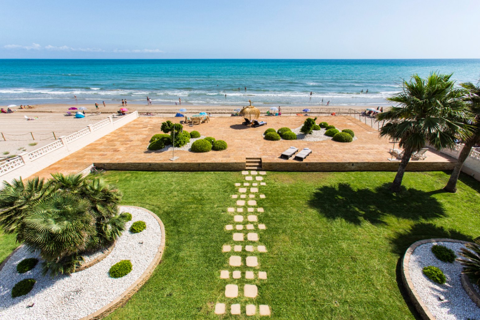 Exclusiva villa frontal al mar en ALQUILER DE TEMPORADA (POR QUINCENAS), en Dénia