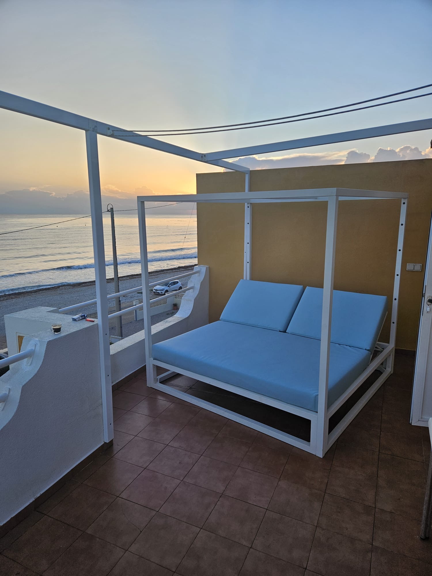 Vive el Mediterráneo desde este tríplex en primera línea de playa