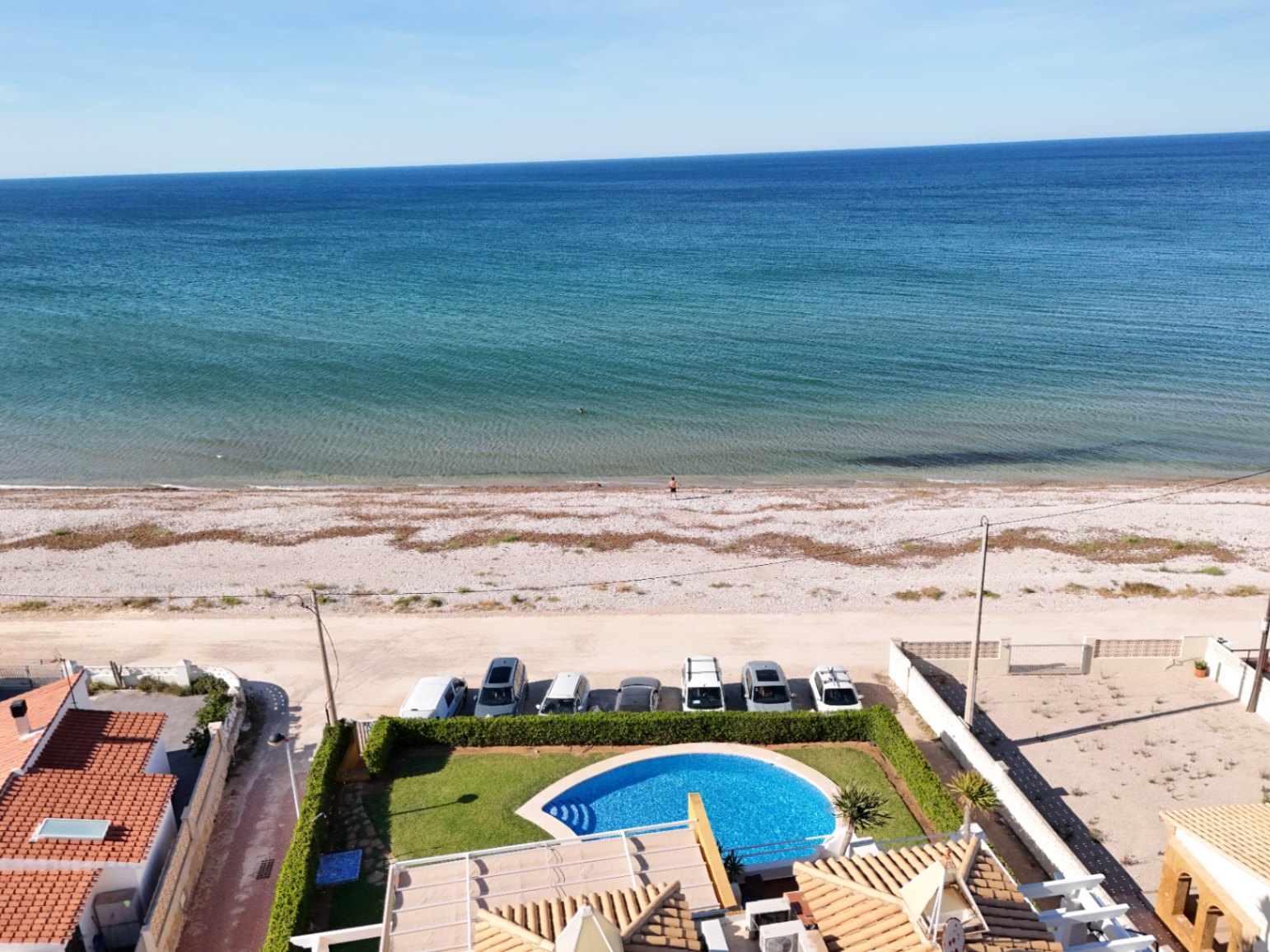 Vive el Mediterráneo desde este tríplex en primera línea de playa