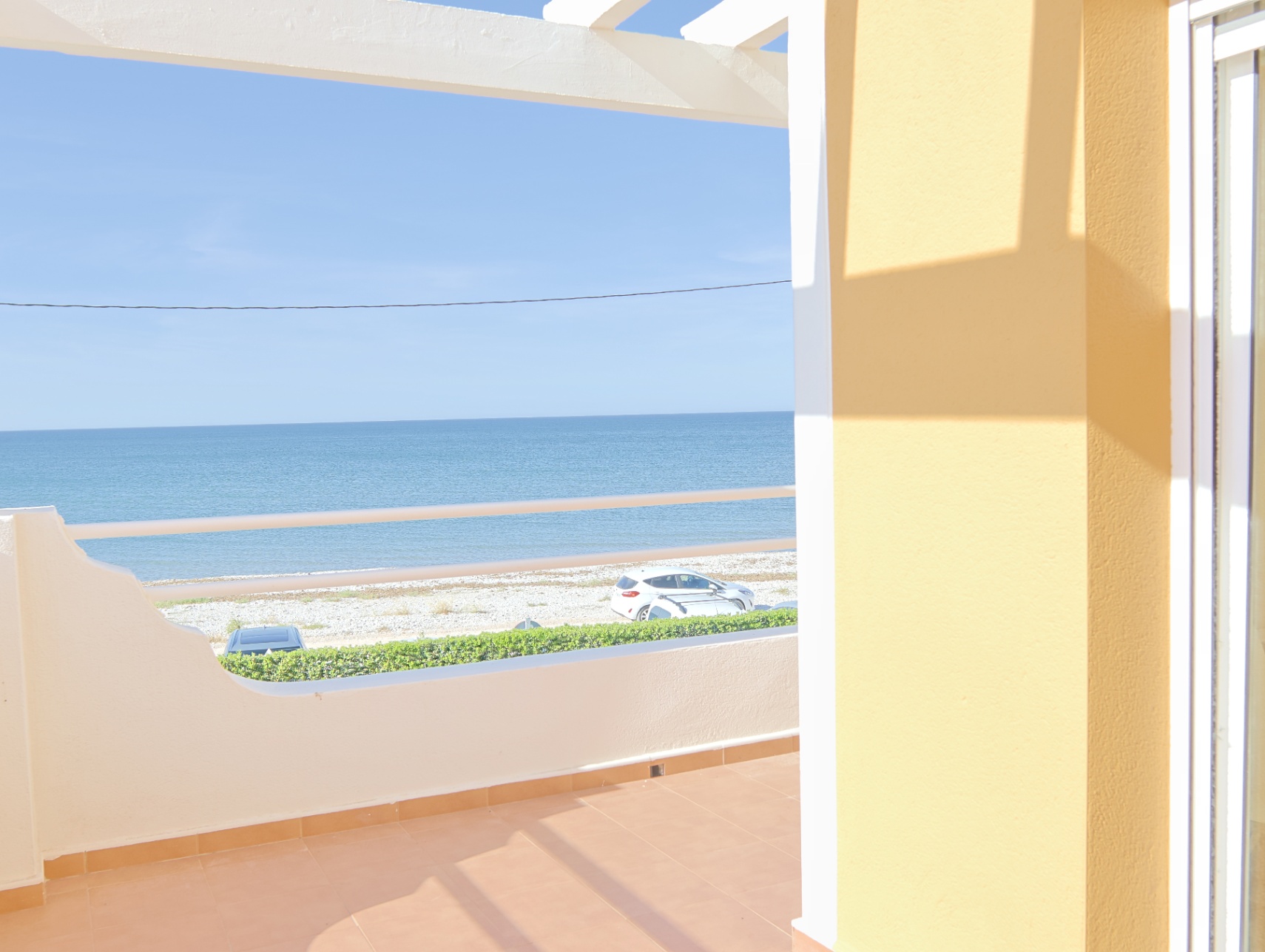 Vive el Mediterráneo desde este tríplex en primera línea de playa
