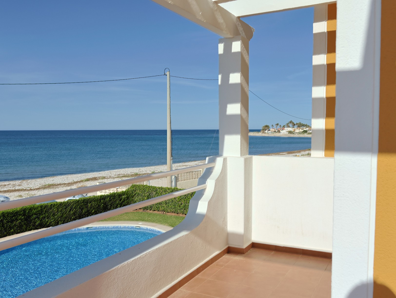 Vive el Mediterráneo desde este tríplex en primera línea de playa