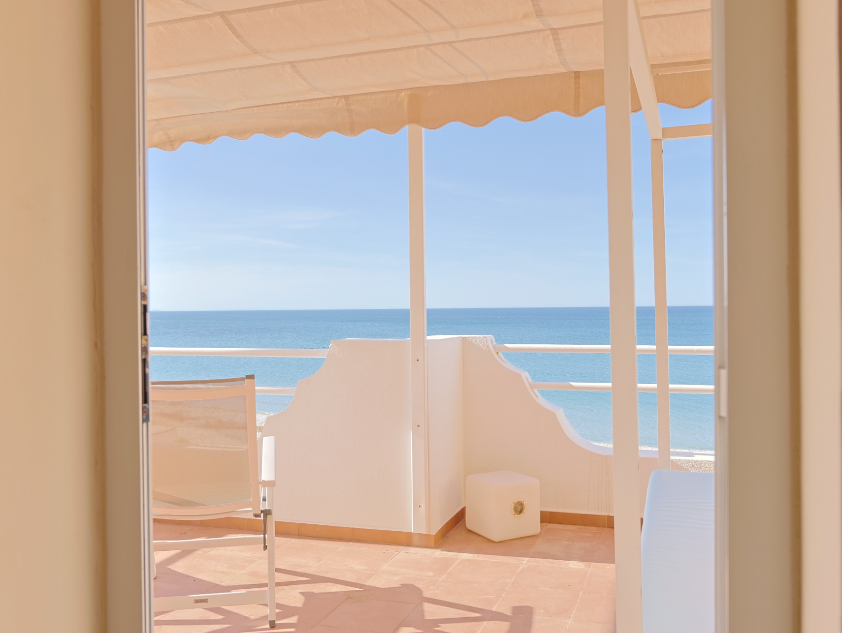 Vive el Mediterráneo desde este tríplex en primera línea de playa