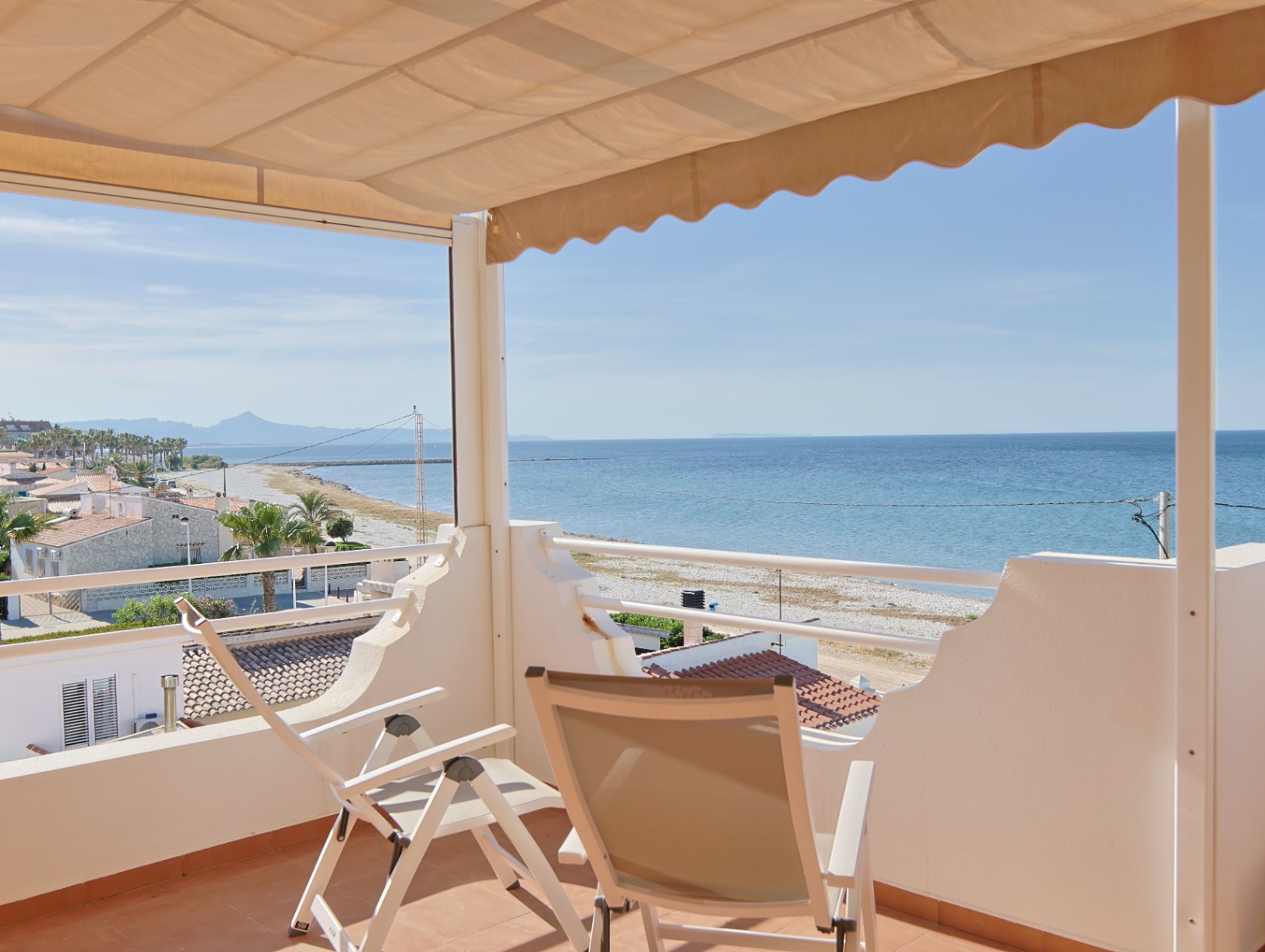 Vive el Mediterráneo desde este tríplex en primera línea de playa