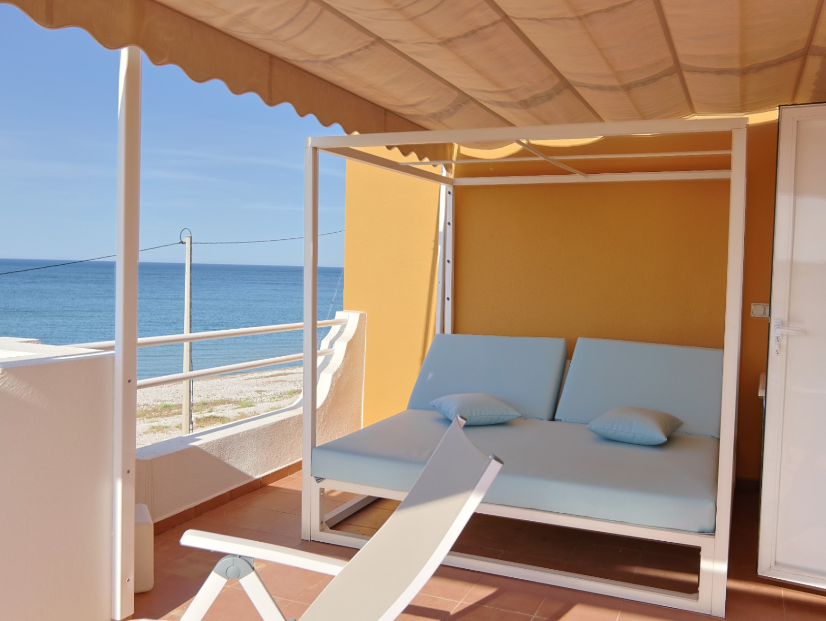 Vive el Mediterráneo desde este tríplex en primera línea de playa