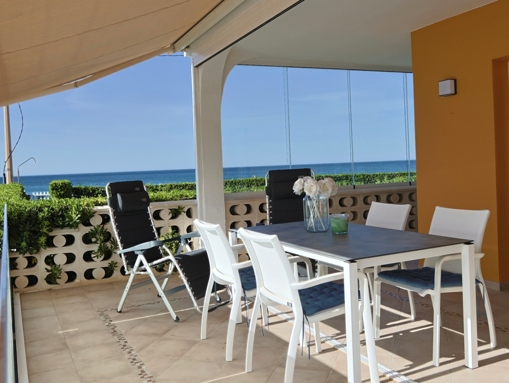 Vive el Mediterráneo desde este tríplex en primera línea de playa