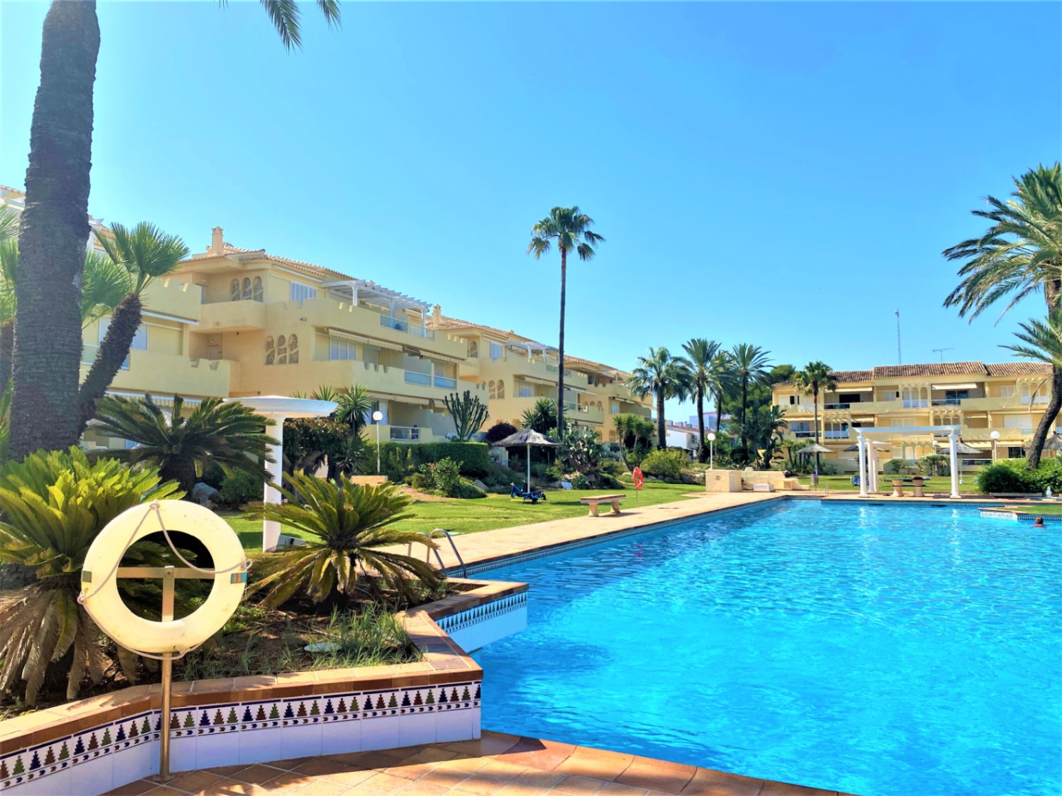 ¡¡Vivienda en alquiler temporal!! Vive frente al mar en Dénia – Amplio apartamento con terraza, piscina y parking