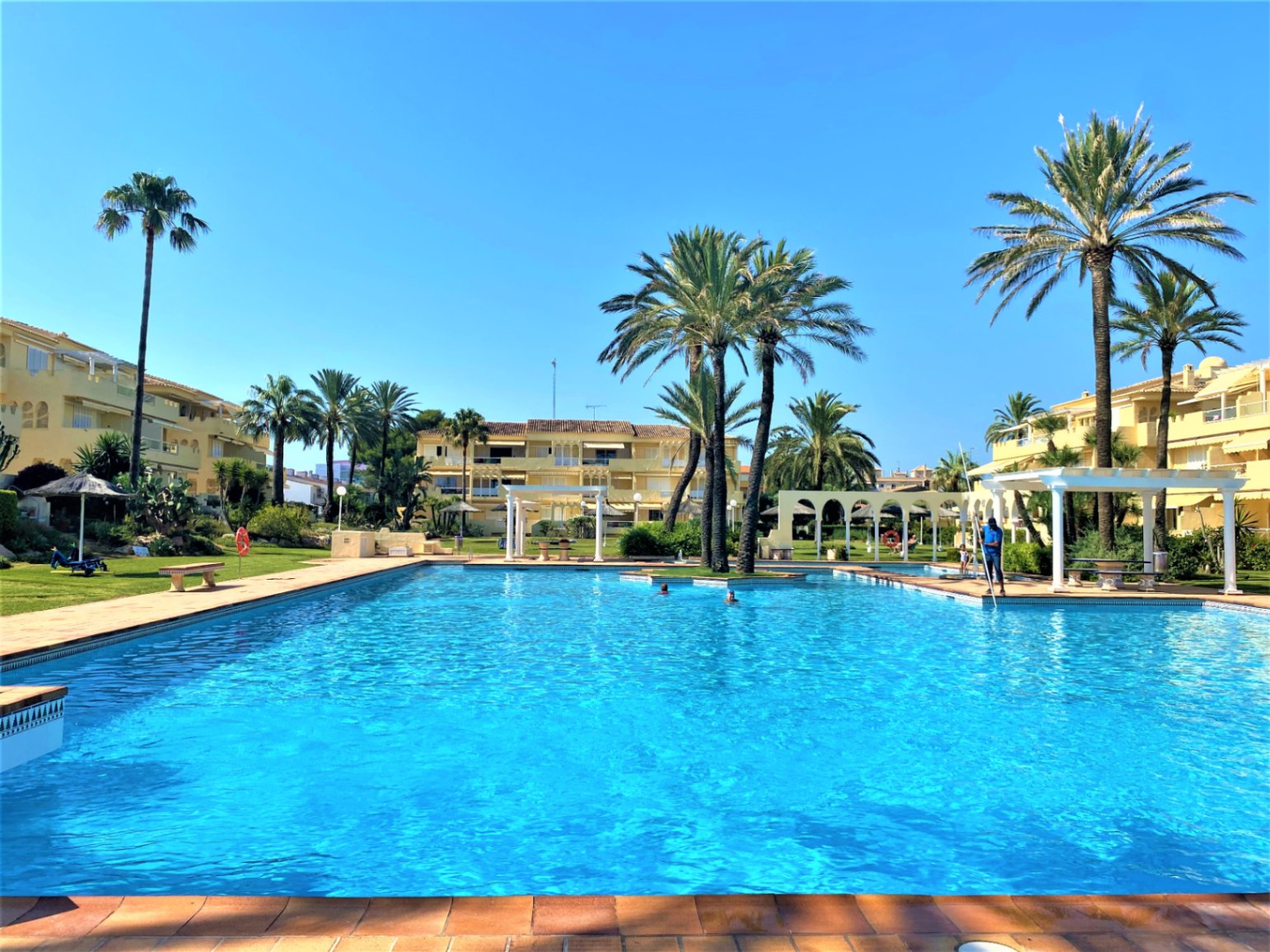¡¡Vivienda en alquiler temporal!! Vive frente al mar en Dénia – Amplio apartamento con terraza, piscina y parking