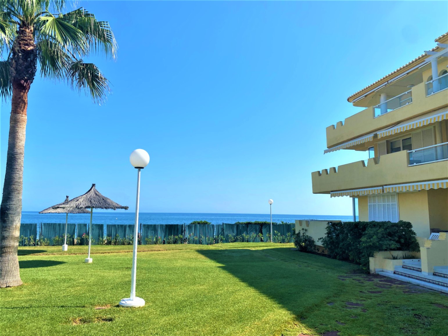¡¡Vivienda en alquiler temporal!! Vive frente al mar en Dénia – Amplio apartamento con terraza, piscina y parking
