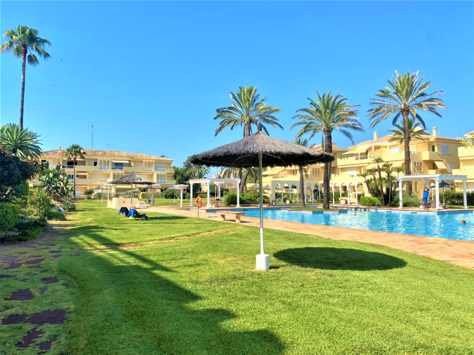 ¡¡Vivienda en alquiler temporal!! Vive frente al mar en Dénia – Amplio apartamento con terraza, piscina y parking
