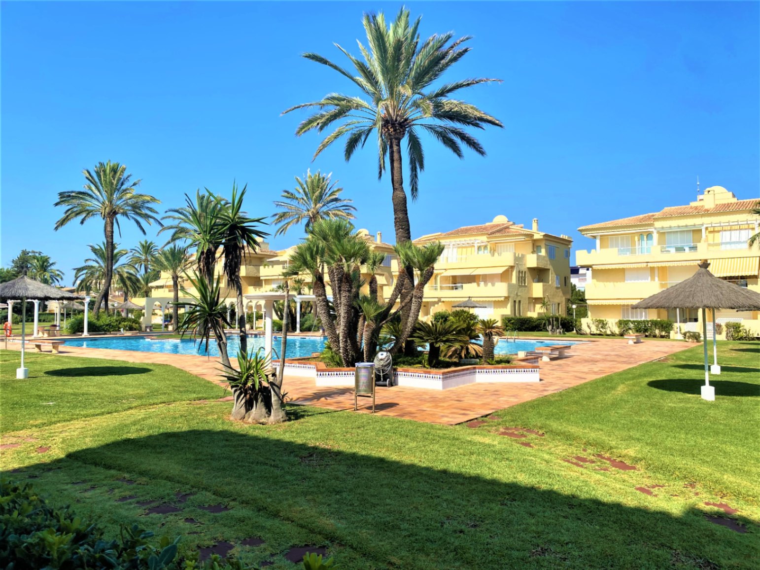 ¡¡Vivienda en alquiler temporal!! Vive frente al mar en Dénia – Amplio apartamento con terraza, piscina y parking