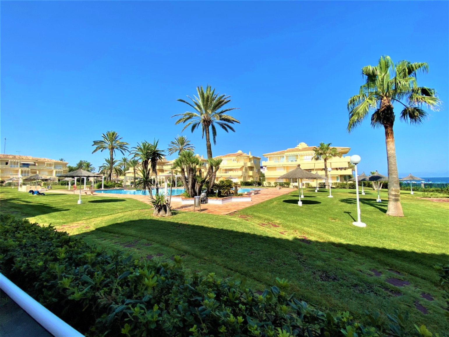 ¡¡Vivienda en alquiler temporal!! Vive frente al mar en Dénia – Amplio apartamento con terraza, piscina y parking