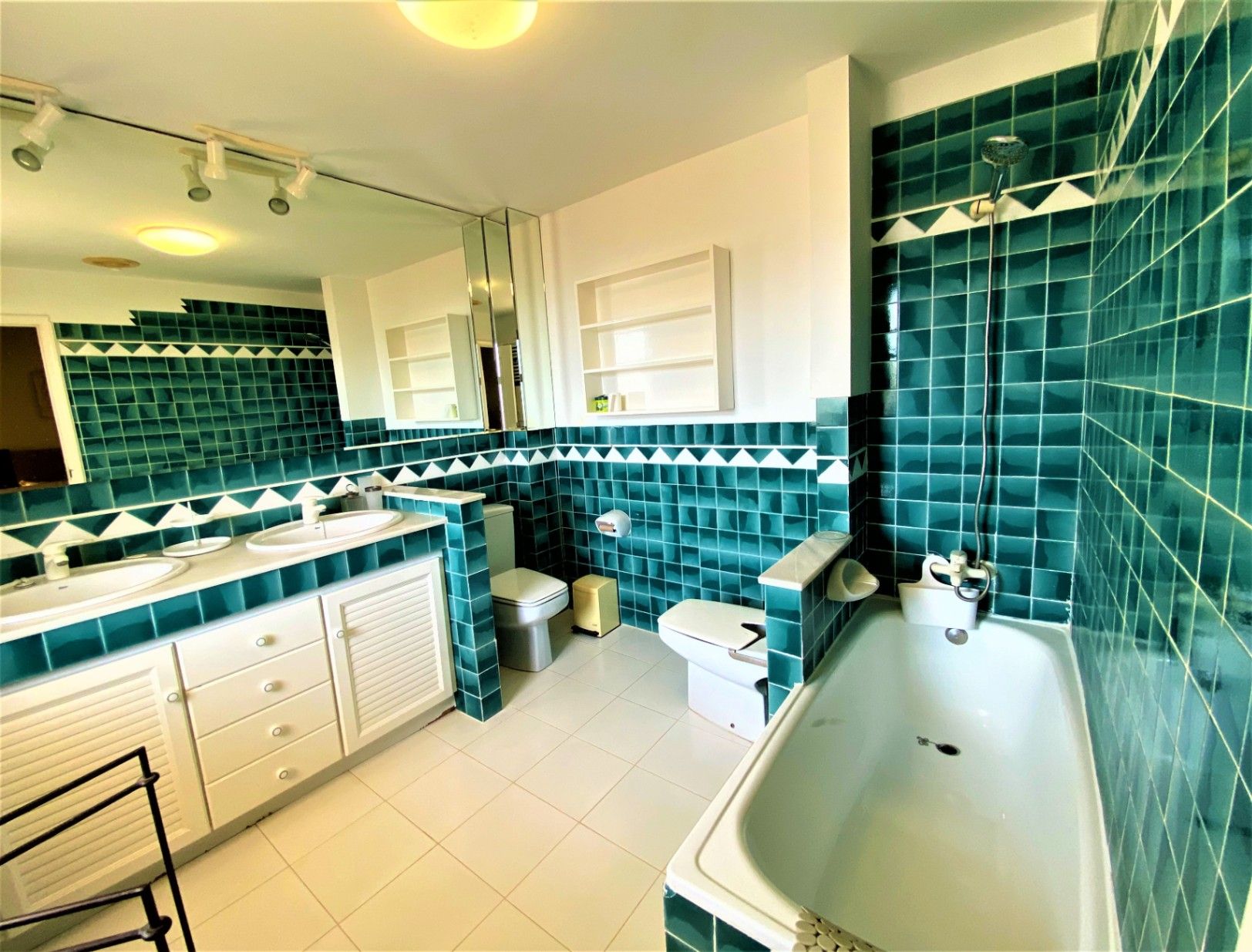 ¡¡Vivienda en alquiler temporal!! Vive frente al mar en Dénia – Amplio apartamento con terraza, piscina y parking