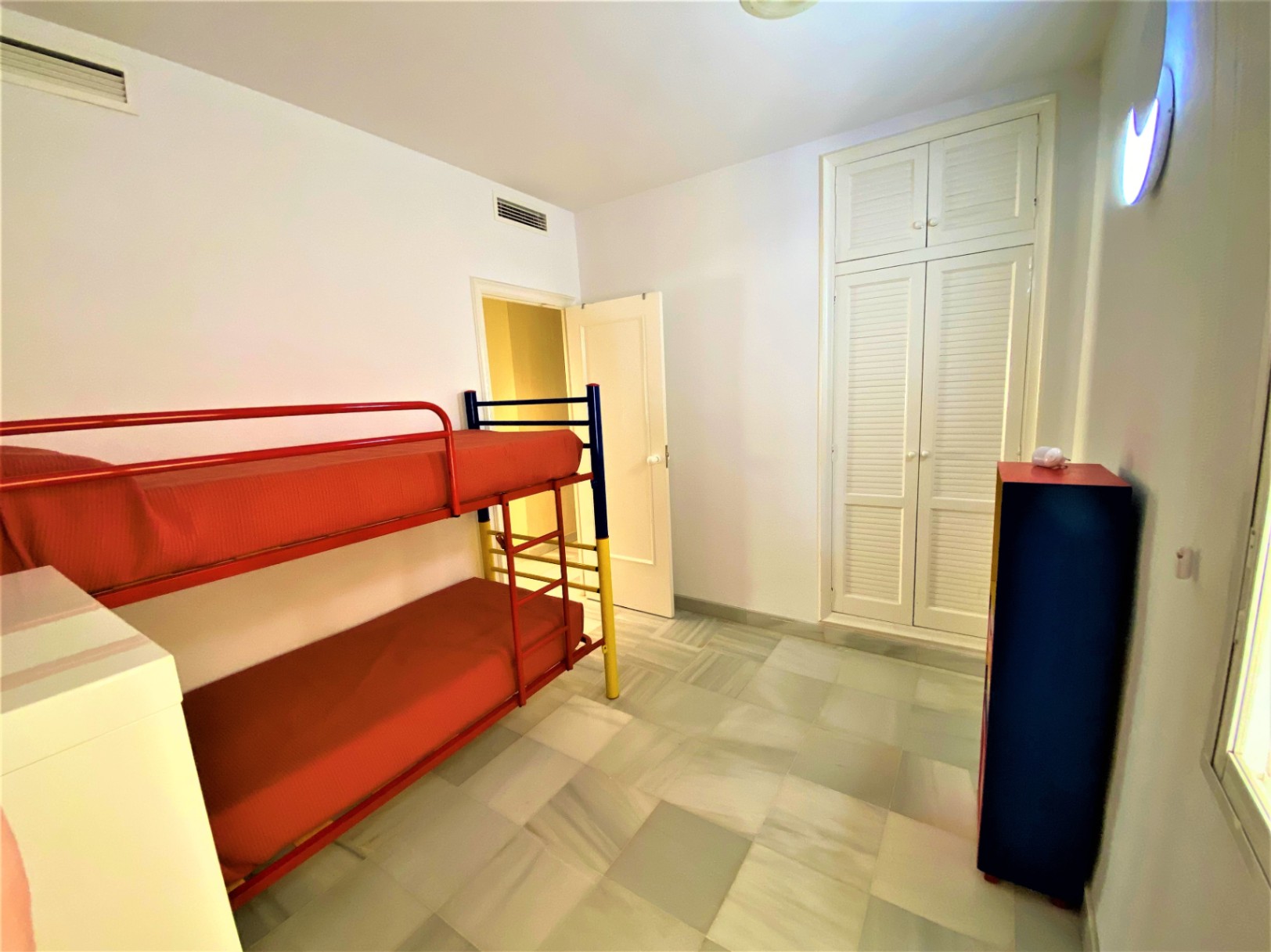 ¡¡Vivienda en alquiler temporal!! Vive frente al mar en Dénia – Amplio apartamento con terraza, piscina y parking