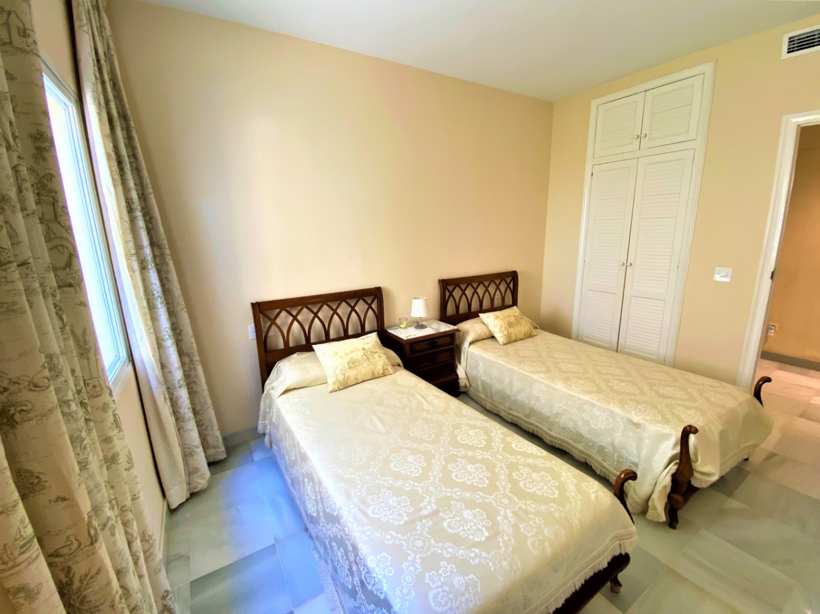 ¡¡Vivienda en alquiler temporal!! Vive frente al mar en Dénia – Amplio apartamento con terraza, piscina y parking
