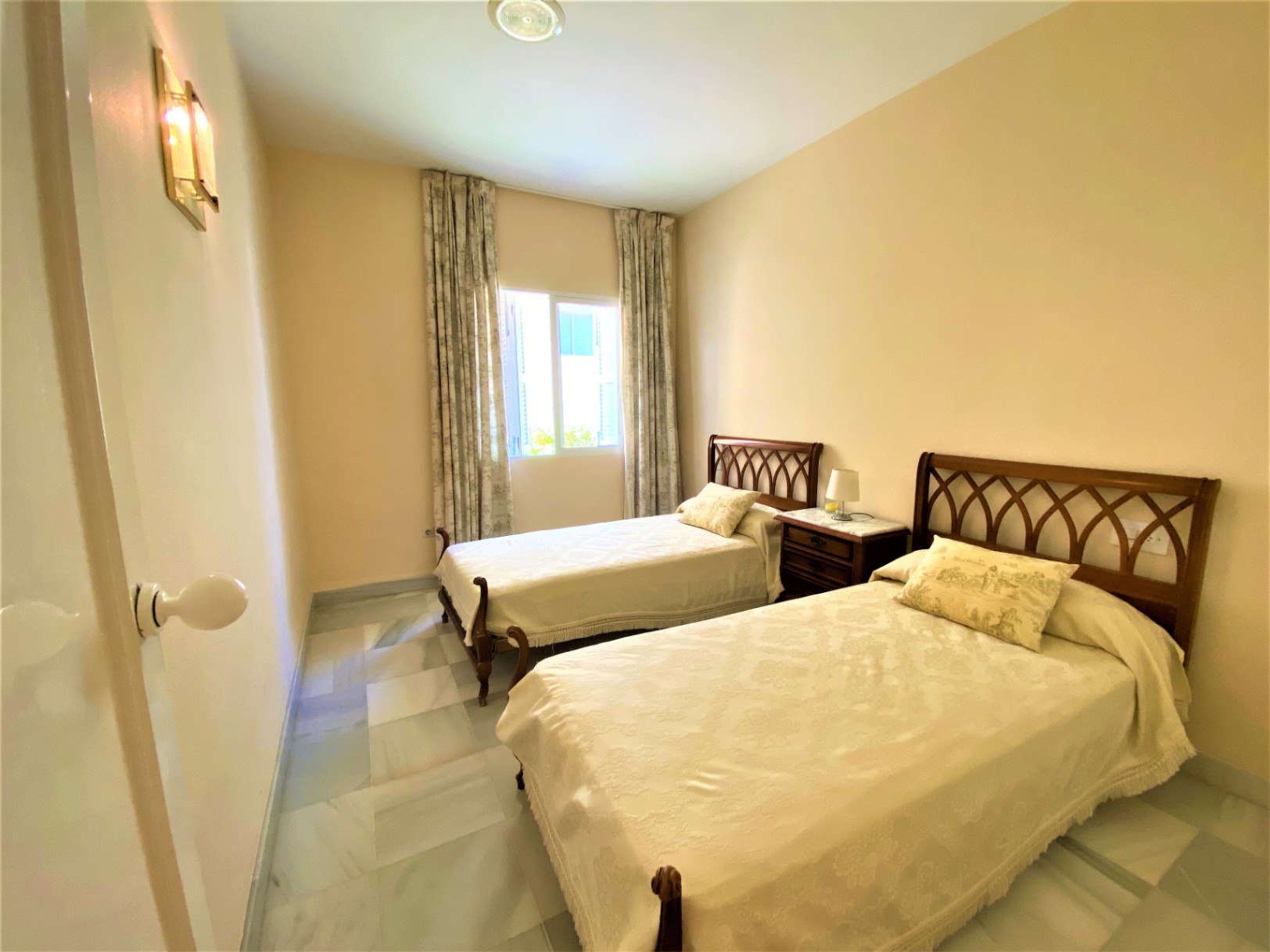 ¡¡Vivienda en alquiler temporal!! Vive frente al mar en Dénia – Amplio apartamento con terraza, piscina y parking