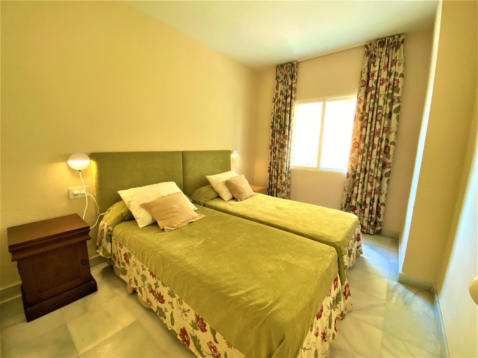 ¡¡Vivienda en alquiler temporal!! Vive frente al mar en Dénia – Amplio apartamento con terraza, piscina y parking