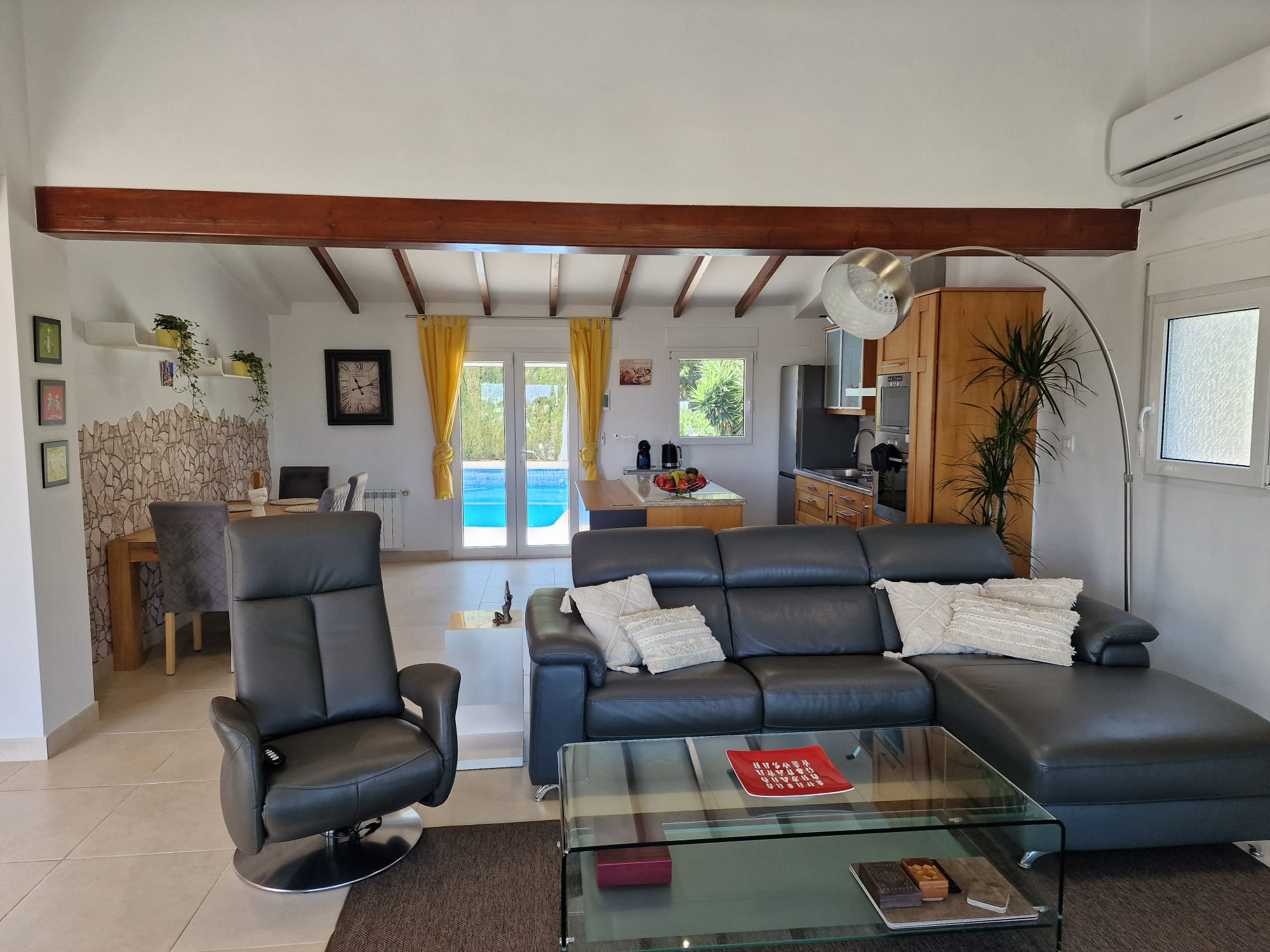 Magnífica villa en alquiler ANUAL con vistas al mar y a la montaña, YA DISPONIBLE