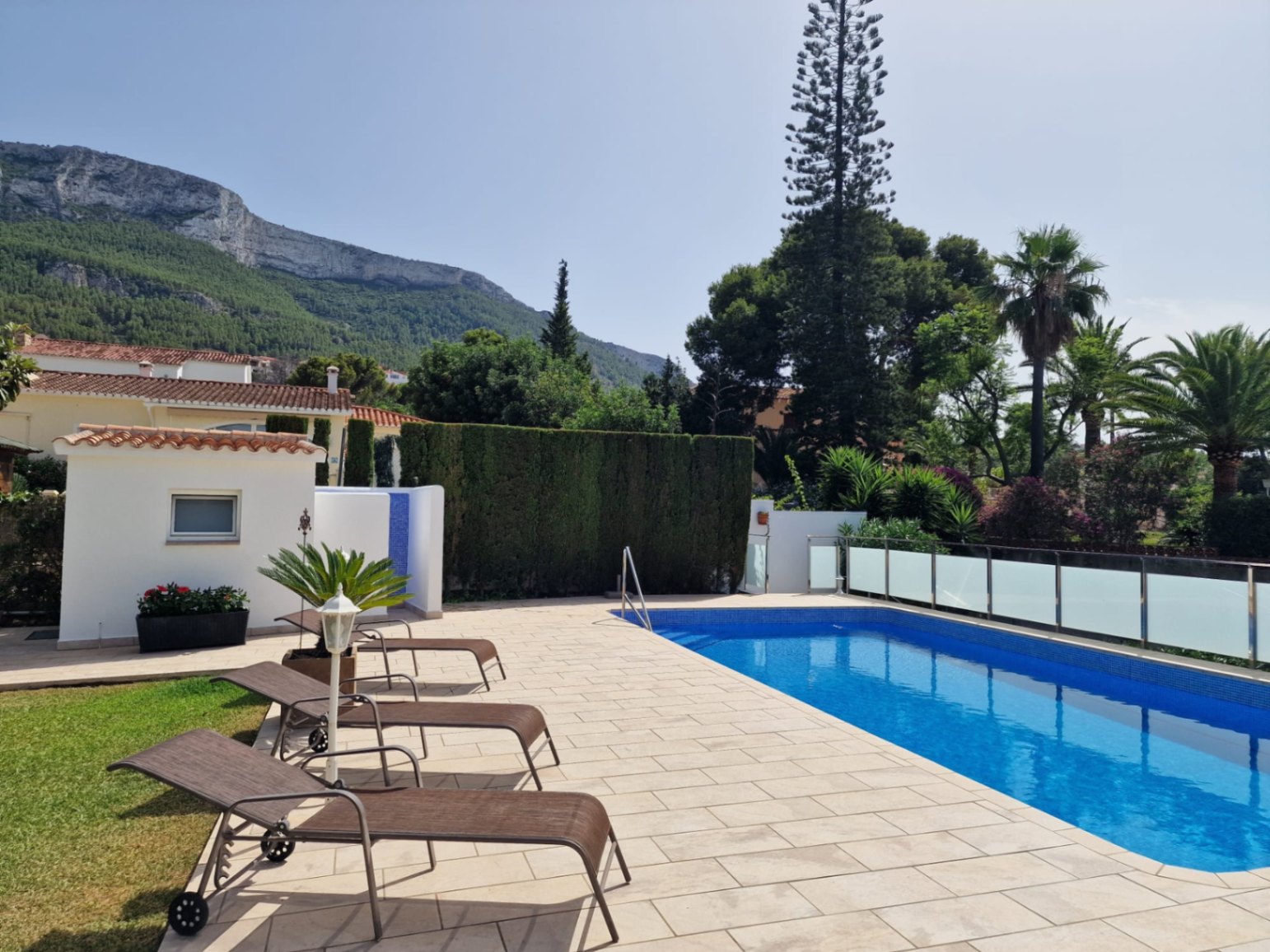Magnífica villa en alquiler ANUAL con vistas al mar y a la montaña, YA DISPONIBLE
