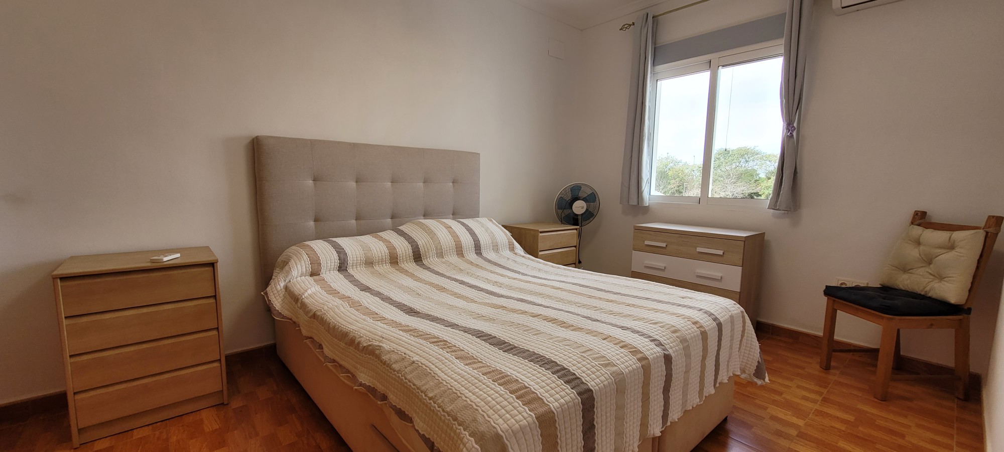Villa mediterránea con piscina y jardín en Els Poblets
