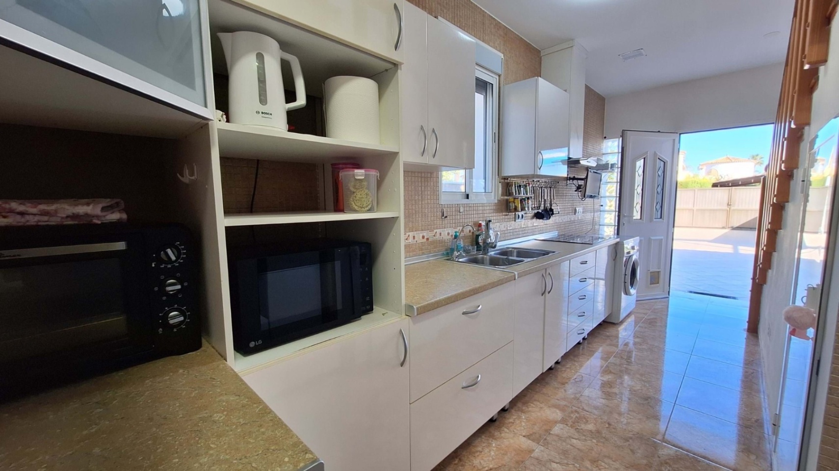 Villa mediterránea con piscina y jardín en Els Poblets