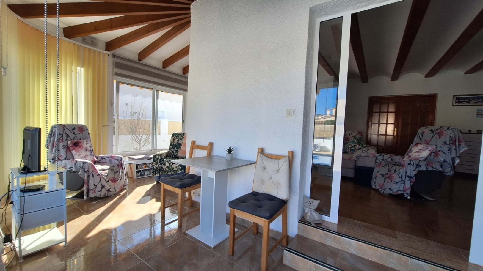Villa mediterránea con piscina y jardín en Els Poblets