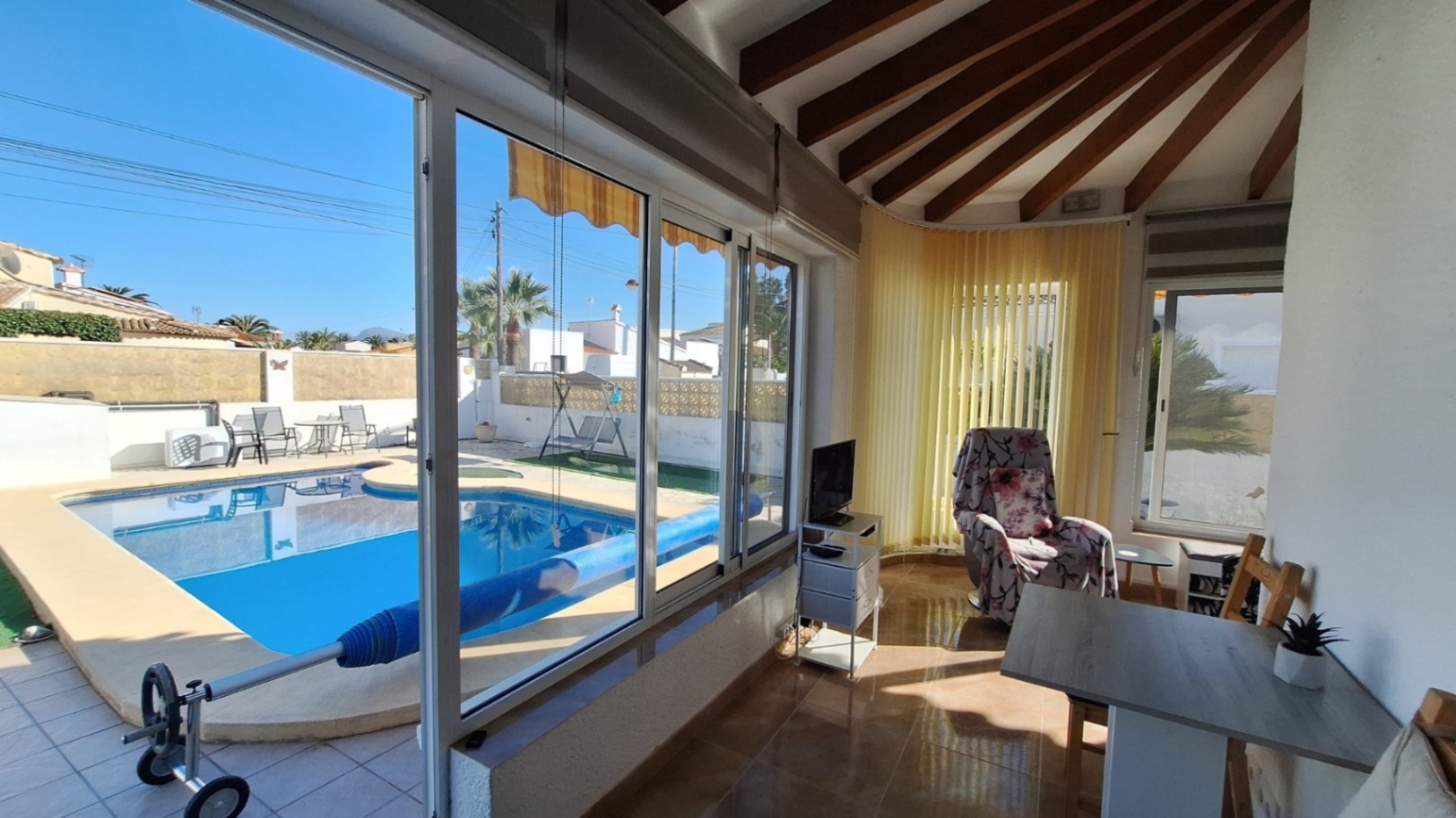Villa mediterránea con piscina y jardín en Els Poblets
