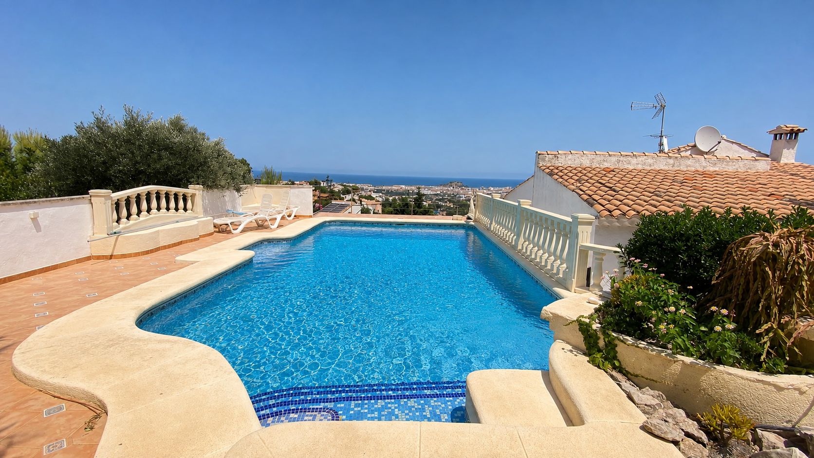 Charmante villa in de Montgó-regio met panoramisch uitzicht op de zee, het kasteel en de stad Dénia.