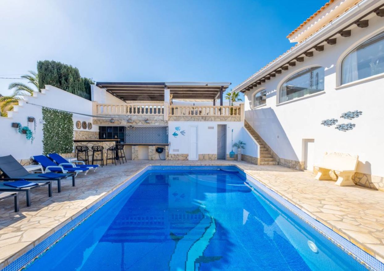 Villa avec 6 chambres, appartements indépendants et vues spectaculaires sur la mer  Nichée dans un environnement calme et privé, cette villa spectaculaire offre des vues imprenables sur la vallée, la montagne et la mer, alliant espace, confort et style de vie méditerranéen authentique. Avec une superficie construite de 284 m² et une orientation sud, la propriété est idéale tant comme résidence principale, deuxième maison ou investissement.  La maison principale dispose de zones de vie lumineuses en open space, un salon confortable connecté à une vaste naya vitrée et une cuisine moderne entièrement équipée avec des appareils électroménagers haut de gamme, une buanderie indépendante et un accès direct à une terrasse extérieure, parfaite pour profiter des repas en plein air. Elle comprend quatre grandes chambres doubles et deux salles de bains, ainsi qu'une spectaculaire terrasse solarium avec vue panoramique sur la mer et les montagnes.  La propriété inclut également deux appartements complètement indépendants, chacun avec une chambre, une salle de bain, une cuisine équipée et un salon, offrant un espace idéal pour les invités, la famille ou comme hébergement touristique.  À l'extérieur, la piscine s'intègre harmonieusement entre la maison principale et les appartements, créant une atmosphère unique avec intimité pour chaque espace. De plus, la villa dispose de vastes terrasses, de jardins, de plusieurs zones de repos, de deux espaces barbecue et d'espaces conçus pour profiter du climat méditerranéen tout au long de l'année.  Parmi ses prestations, on note la climatisation et le chauffage dans toutes les pièces, ainsi qu'une connexion WiFi haut débit.