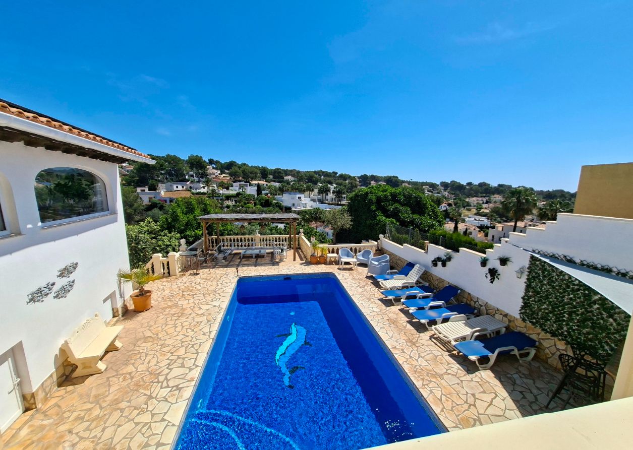 Villa avec 6 chambres, appartements indépendants et vues spectaculaires sur la mer  Nichée dans un environnement calme et privé, cette villa spectaculaire offre des vues imprenables sur la vallée, la montagne et la mer, alliant espace, confort et style de vie méditerranéen authentique. Avec une superficie construite de 284 m² et une orientation sud, la propriété est idéale tant comme résidence principale, deuxième maison ou investissement.  La maison principale dispose de zones de vie lumineuses en open space, un salon confortable connecté à une vaste naya vitrée et une cuisine moderne entièrement équipée avec des appareils électroménagers haut de gamme, une buanderie indépendante et un accès direct à une terrasse extérieure, parfaite pour profiter des repas en plein air. Elle comprend quatre grandes chambres doubles et deux salles de bains, ainsi qu'une spectaculaire terrasse solarium avec vue panoramique sur la mer et les montagnes.  La propriété inclut également deux appartements complètement indépendants, chacun avec une chambre, une salle de bain, une cuisine équipée et un salon, offrant un espace idéal pour les invités, la famille ou comme hébergement touristique.  À l'extérieur, la piscine s'intègre harmonieusement entre la maison principale et les appartements, créant une atmosphère unique avec intimité pour chaque espace. De plus, la villa dispose de vastes terrasses, de jardins, de plusieurs zones de repos, de deux espaces barbecue et d'espaces conçus pour profiter du climat méditerranéen tout au long de l'année.  Parmi ses prestations, on note la climatisation et le chauffage dans toutes les pièces, ainsi qu'une connexion WiFi haut débit.